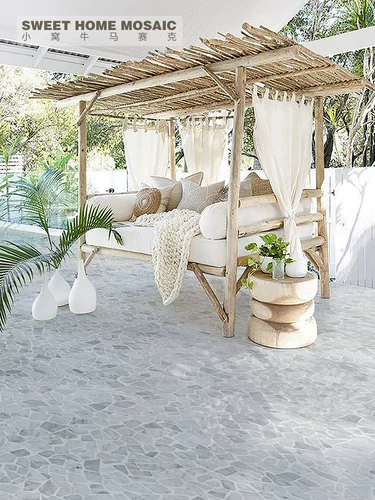 Каменная мозаичная сеть красная плитка плитка плитка на открытом воздухе.