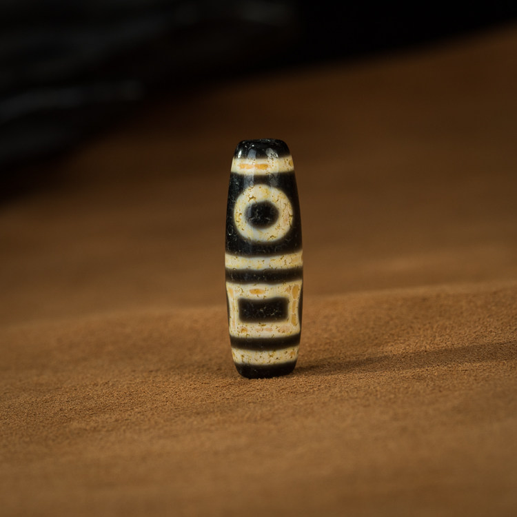 Tibet Old Sky Pearl Rare Double Earth Twin Earth Four Eyes Totem Black And White Sky Pearl Ancient Pearl Nine-eyed Page Rock Career A Great Success