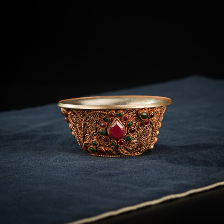 Tibetan Tantric instrument Qing Dynasty Seiko Tibetan Mang Gong bonus horse copper filigree gilt red gold multi-treasure Buddha door offering bowl