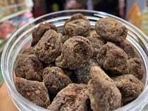 Bixiangyuan roasted seeds and nuts at the south entrance of Changsha Douyin internet celebrity store sells fragrant plums cherries and plums