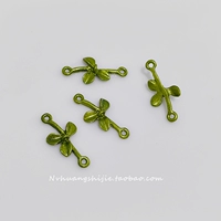 1 зеленая ветвь жемчужной травы с тремя висячими кольцами