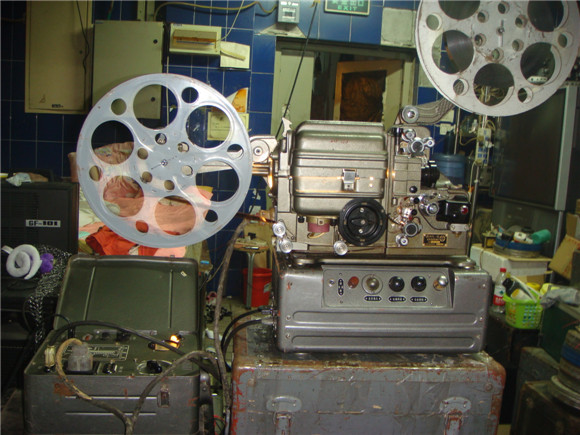 The five-four-style movie projector for the film