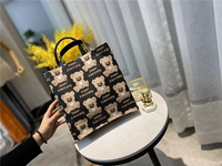 Черный, с медвежатами