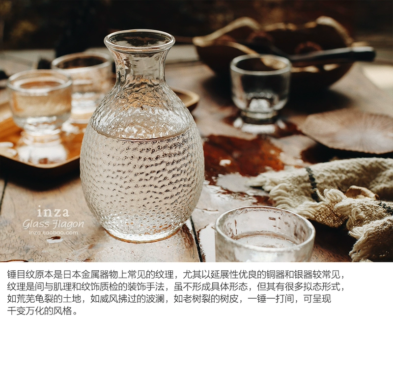 Say rượu. Một ngôi nhà theo phong cách Nhật Bản không có búa hình ly bằng thủy tinh đặt rượu vang trắng ấm rượu vang