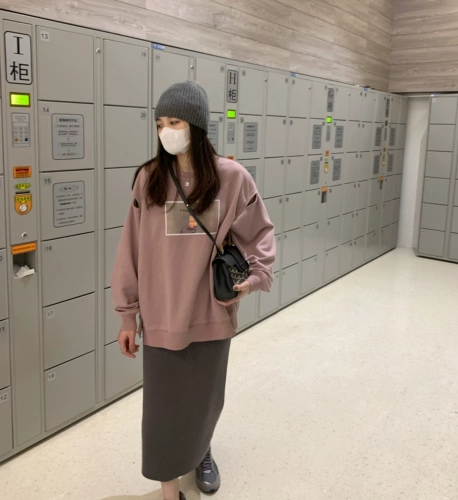 Весенняя трикотажная приталенная длинная юбка, по фигуре, с акцентом на бедрах, высокая талия, средней длины, свободный прямой крой