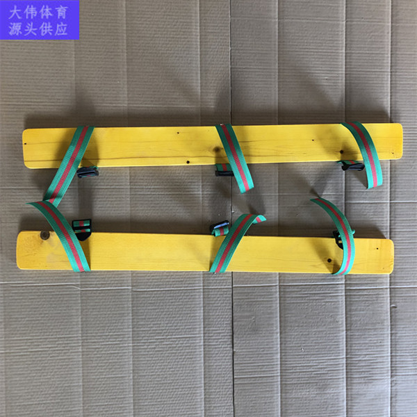 Three-person wooden competition board shoes help each other in the same boat props folk dry dragon boat work together to walk board shoes