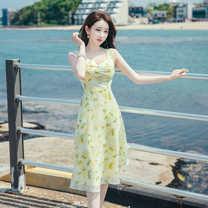 Summer Green Fresh Dress for Women, High-End and Beautiful, Sexy and Elegant, Waist-Cinching Beach Slip Dress, Trendy