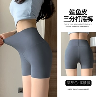 Темно -серой