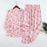 Розовая аппликация и карманы брюк.