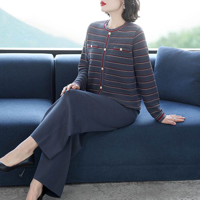 Mom's Autumn Fashion Striped Knit Suit for Middle-Aged and Elderly Women 2025 New Elegant Sportswear Casual Two-Piece Set