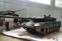 Small number of hands 82405 Danish leopard 2A5K tank model generational work package plate piece
