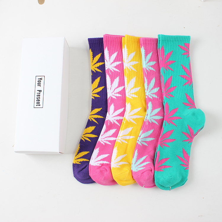 5 cặp vớ vớ maple leaf socks nam giới và phụ nữ triều vớ Hàn Quốc Châu Âu và Hoa Kỳ món quà đóng hộp vớ skateboard vớ gai trong ống vớ