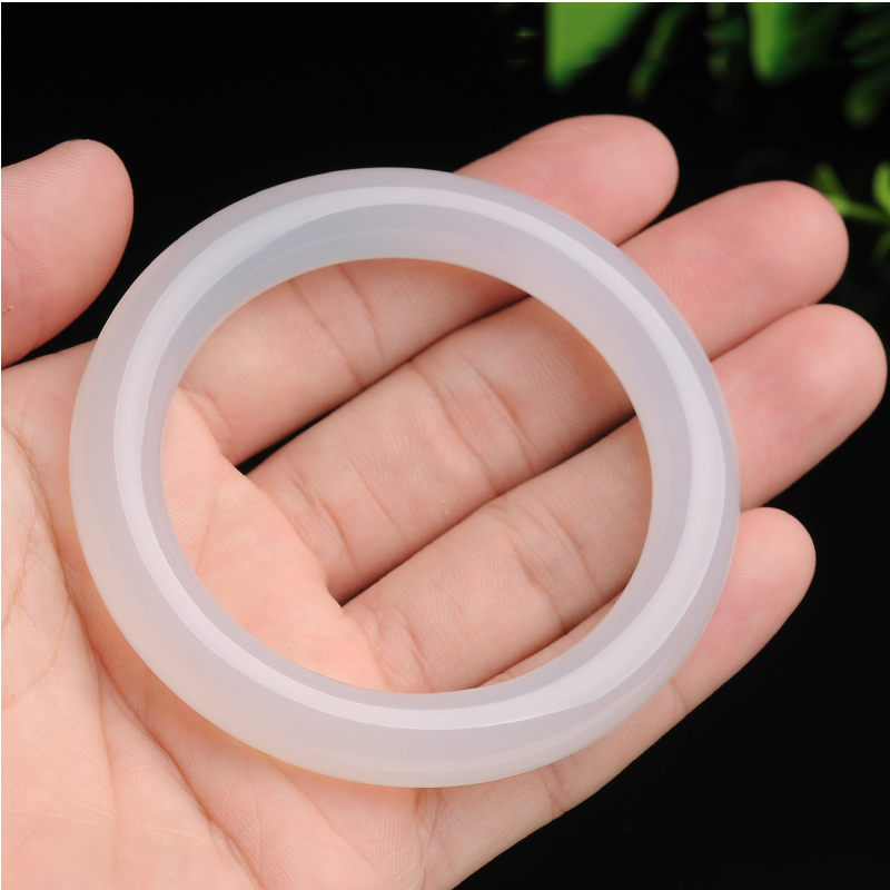 Natural round moisturizing jade bracelet stylish and elegant ice seed oil moisturizing jade medullary round jade bracelet with a certificate