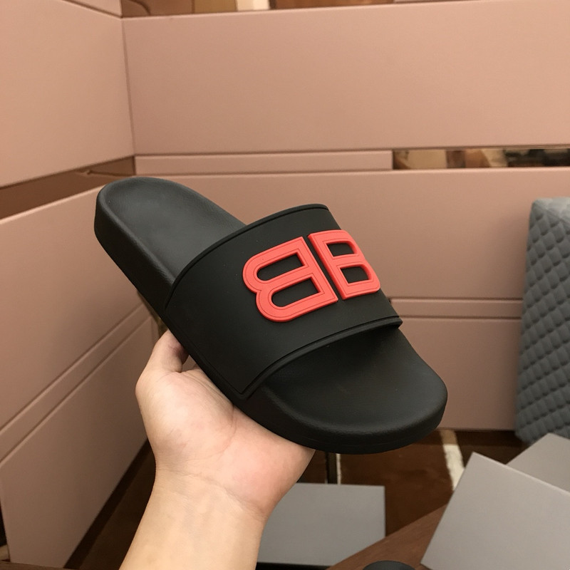 2025 Summer New Couple Slippers for Indoor and Outdoor Wear, Fashionable and Casual, Trendy Non-Slip Versatile Beach Sandals for Men and Women
