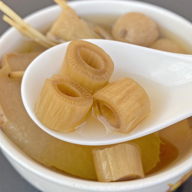 New Stock of Natural Reed Roots, High-Quality Dried Reed Grass and Reed Roots, Can Be Used with Lotus Root, White Reed Root, and Dried Snow Pear for Boiling in Water