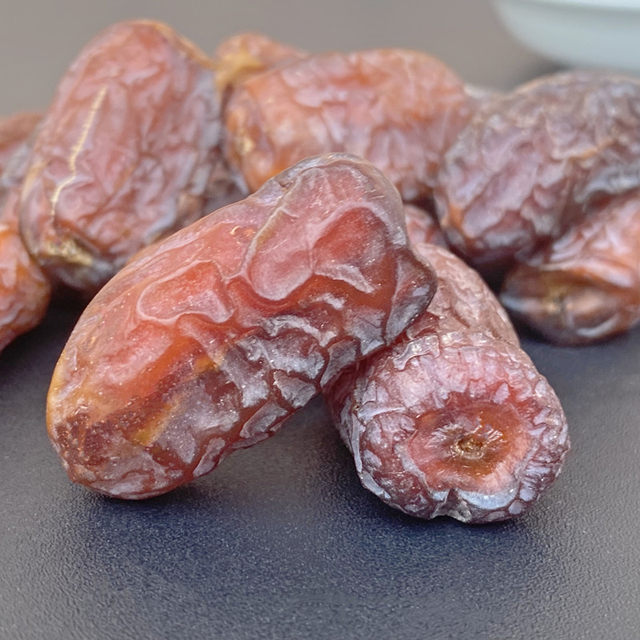 Dried dates, a specialty of Xinjiang, select large particles of dried black dates, soft, waxy and chewy snacks for soup.