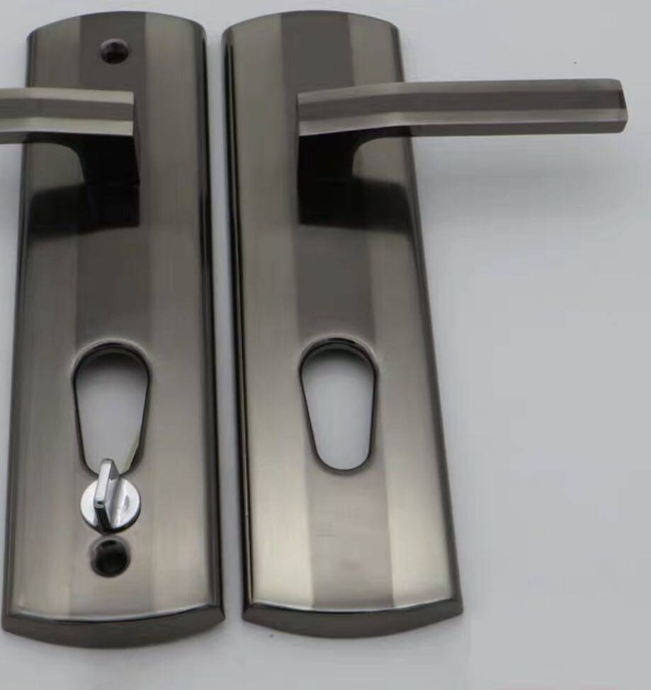 The old section of the security door handles the hole from 208 meters.