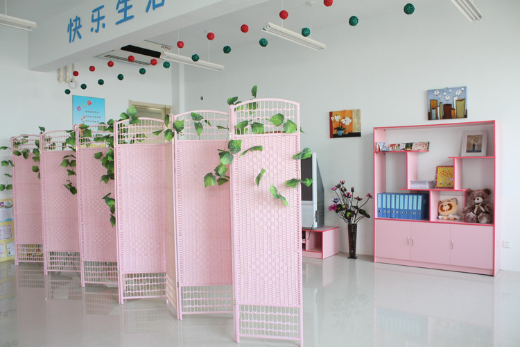 Mây mẫu giáo đặc biệt trẻ em màn hình nhỏ màu hàng rào vườn thú cưng phân vùng trang trí treo tấm di động màn hình gấp - Màn hình / Cửa sổ vách gỗ ngăn phòng