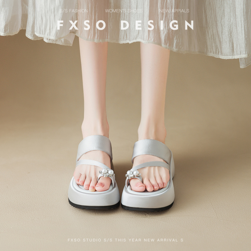 【Uncle Fangxiang】2026 Summer New Style Rhinestone Clip-Toe Thick-Soled Height-Increasing Strap Sandals with Waterproof Platform for Women 【Uncle Fangxiang】2026 Summer New Style Rhinestone Clip-Toe Thick-Soled Height-Increasing Strap Sandals with Waterproof Platform for Women
