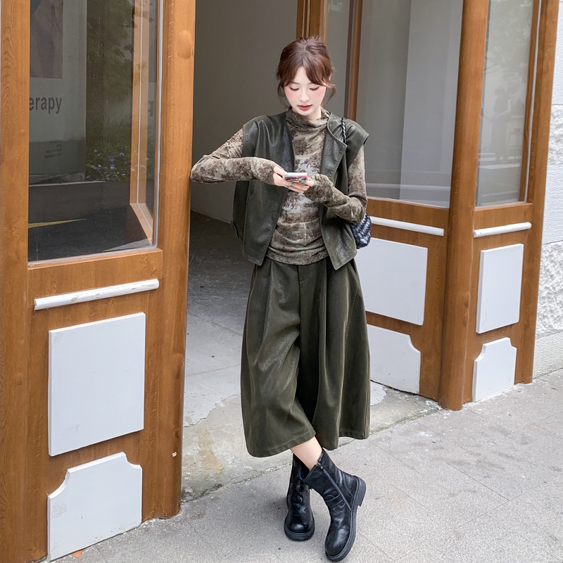 Dark Green High-End Matte Leather Suit for Women 2026 Autumn Vest, Three-Quarter Wide-Leg Pants, Printed T-Shirt Three-Piece Set Dark Green High-End Matte Leather Suit for Women 2026 Autumn Vest, Three-Quarter Wide-Leg Pants, Printed T-Shirt Three-Piece Set