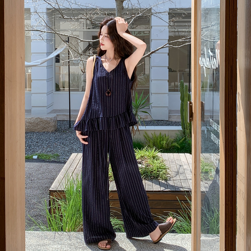 Elegant Slim-Fit Vertical Striped Sleeveless Top and Wide-Leg Pants Set for Women, 2026 Summer New Style, Relaxed Casual Two-Piece Set