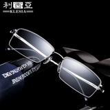 Старое цветочное зеркало находится рядом с двумя мужскими мужскими анти -леговыми световыми мультифокусированными старыми цветочными очками высокий