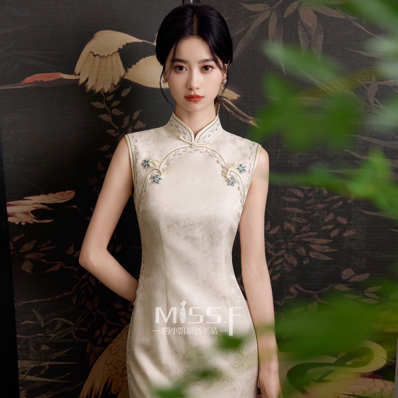 Miss Four's White Silk Cheongsam, Made of Mulberry Silk, Sleeveless Engagement Dress, High-End, Youthful Style, Suitable for Birthday Parties Miss Four's White Silk Cheongsam, Made of Mulberry Silk, Sleeveless Engagement Dress, High-End, Youthful Style, Suitable for Birthday Parties