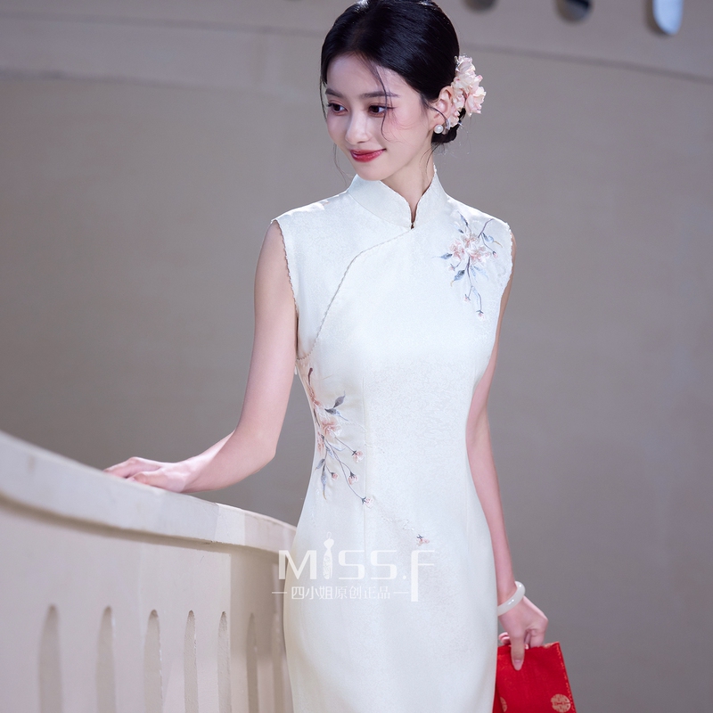 Miss Four's Particularly Beautiful Waist-Cinching Cheongsam 2026 New Engagement Dress in White Mulberry Silk, High-End and Elegant Miss Four's Particularly Beautiful Waist-Cinching Cheongsam 2026 New Engagement Dress in White Mulberry Silk, High-End and Elegant