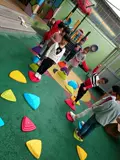 Детское обучение детскому саду обучено обученным речным камням, наступающим на каменный, баланс деревянного моста в помещении и на открытом воздухе оборудование для фитнеса