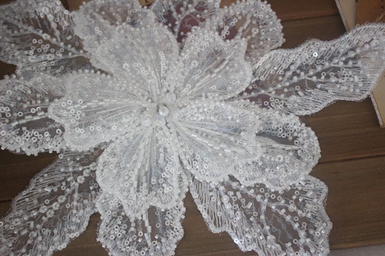 Weiße mehrschichtige Spitze mit Pailletten besetzte 3D-Blumen-Patch DIY Kleidung dekorative Applikation Pullover Mantel Zubehör – Detail 6