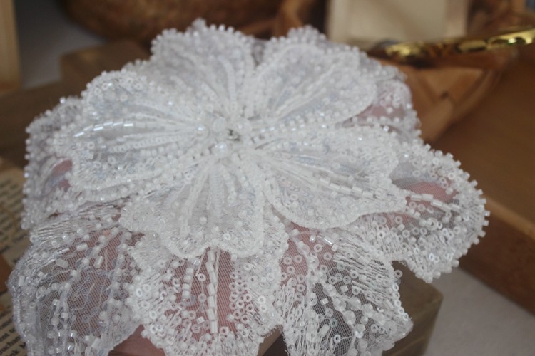 Weiße mehrschichtige Spitze mit Pailletten besetzte 3D-Blumen-Patch DIY Kleidung dekorative Applikation Pullover Mantel Zubehör – Detail 8