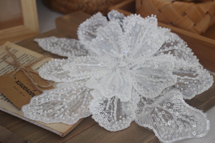 Weiße mehrschichtige Spitze mit Pailletten besetzte 3D-Blumen-Patch DIY Kleidung dekorative Applikation Pullover Mantel Zubehör – Detail 7