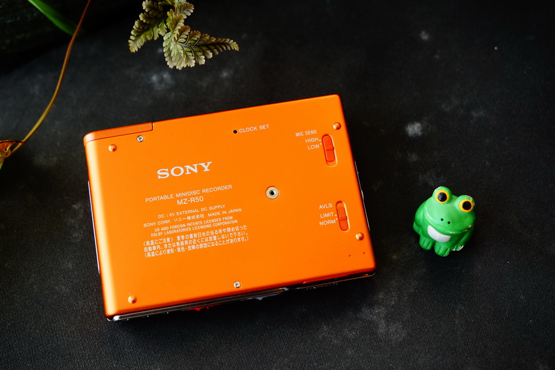 珍藏版火焰橙SONY MD Walkman MZ-R50，音乐爱好者的终极收藏