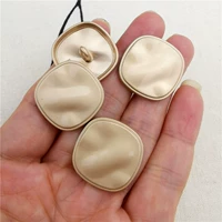 № 4 тумана Gold Square Surface Это размер немного меньше