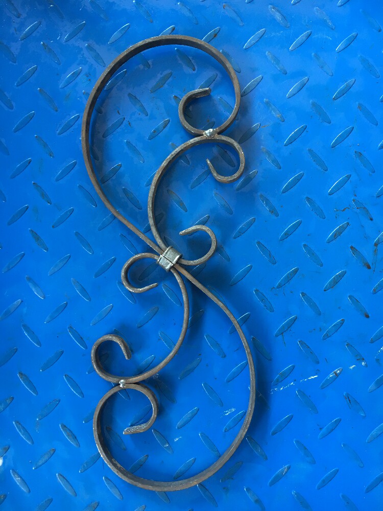 Door next to the decorated flower railing decorated with small flower wrought iron material can be welded 140 * 400 specifications