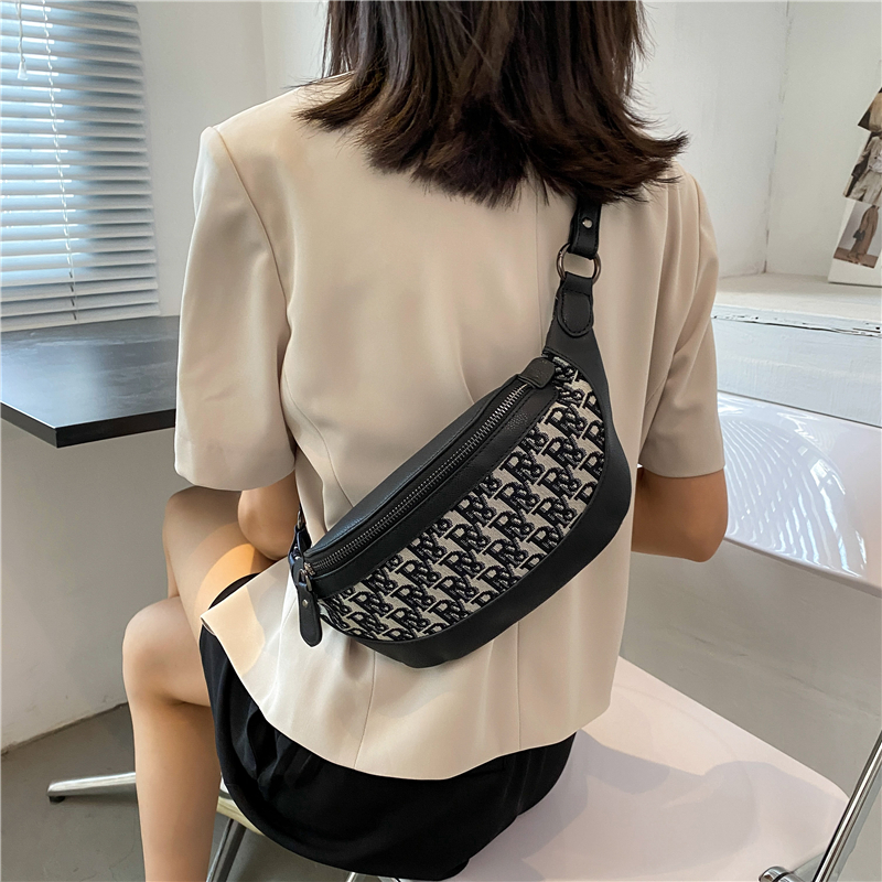 Bag 2022 new tide this year's popular net red pocket tide in chest bag in summer with a slope bag