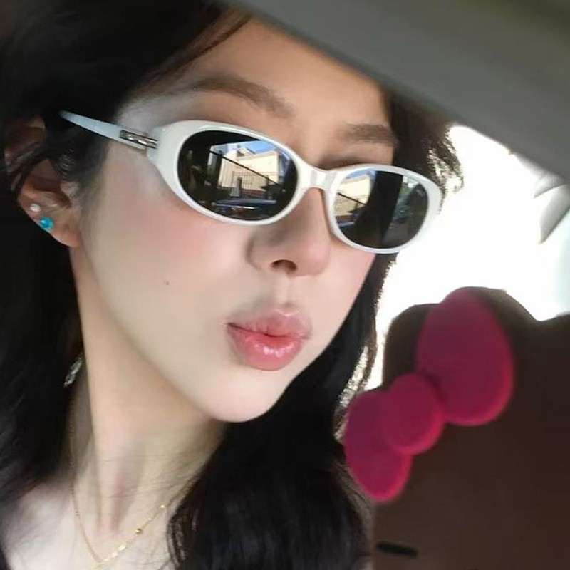 Outdoor Retro Style Sunglasses for Women 2026 New Oval Travel Sunshade Sun Protection Trendy White Frame Narrow Frame Sunglasses