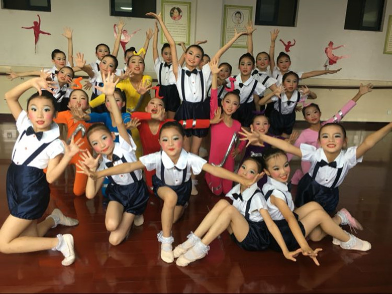 Ngày thiếu nhi Ngày thiếu nhi Phong cách Xiaohe vui vẻ lớp học biểu diễn khiêu vũ quần áo trường tiểu học Quần áo trẻ em biểu diễn yếm shop quần áo trẻ em đẹp