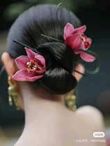 New Chinese style bridal retro dressing gown cheongsam red and green contrasting simulated flower hairpin earrings set