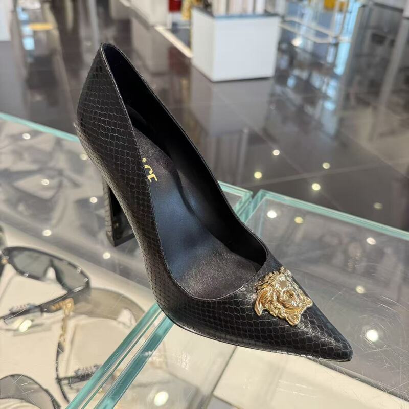 【Big Beauty】(Full Price 2550) 4/13 Versace Women's Shoes with Snakeskin Pattern and Medusa Gold Buckle High-Heeled Pumps 【Big Beauty】(Full Price 2550) 4/13 Versace Women's Shoes with Snakeskin Pattern and Medusa Gold Buckle High-Heeled Pumps