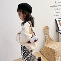 Childrens bag girl underarm shoulder bag fashion Korean milk twill bag chain bag foreign style accessories bag 3 years old