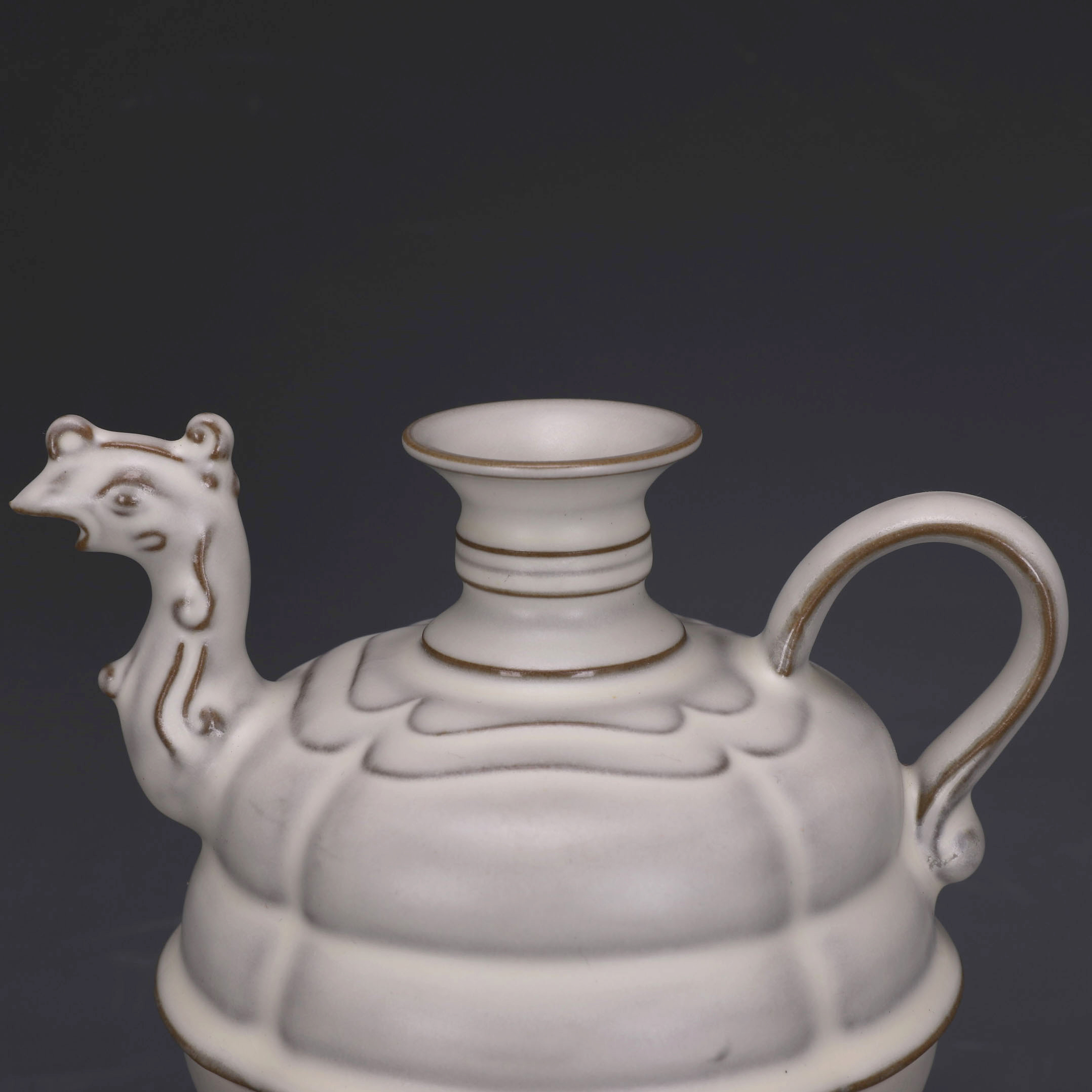 宋汝窯月牙白釉提梁壺   急須  工芸品 美術品 置物 宋汝窯月牙白釉提梁壺 急須 工芸品 美術品 置物 宋汝