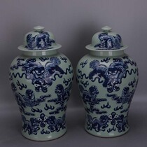 Republic of China bean glaze blue and white and white lion pattern General can a pair of old antique porcelain handmade antique antique collection