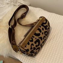 Hong Kong Small bag womens bag 2022 new 100 lapped small crowdsourced autumn winter advanced sensating BAO WEN saddle bag sloped satchel