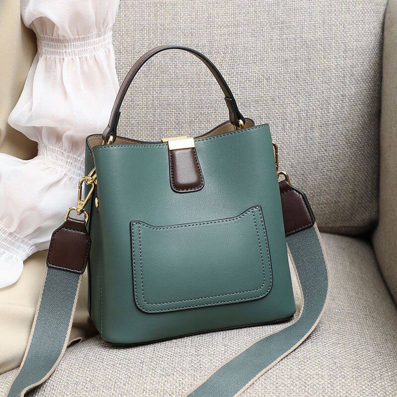 Bucket Bag Woman Large Capacity Hand Single Shoulder Bag 2021 New Autumn And Winter Women's Bag Light Extravagant Brand Fashion Diagonal Satchel Wave