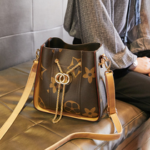 Fashion bag 2022 new trendy bucket bag advanced sensation small crowdsourced single shoulder 100 lap wide shoulder strap slanted satchel lady