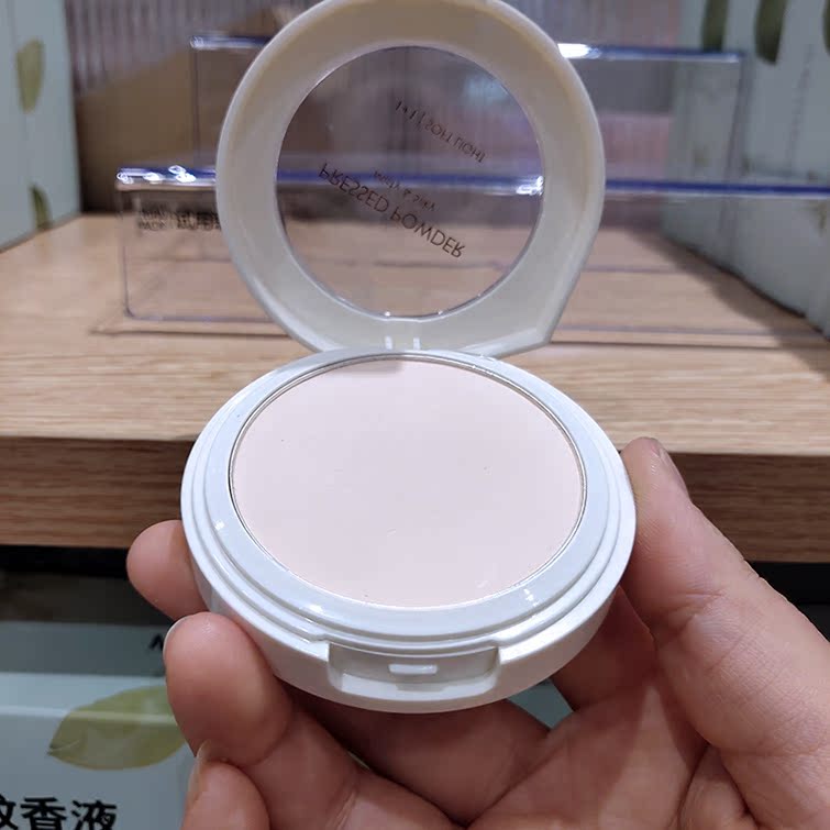 Mingchuang sản phẩm tuyệt vời MINISO ánh sáng mềm mại 壹 cộng với nhung bột lụa tùy chỉnh kiểm soát dầu làm trắng che khuyết điểm lỗ chân lông - Bột nén phấn sempre