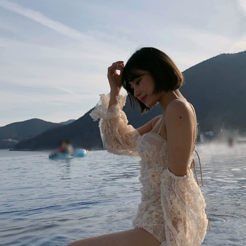áo tắm trong tay áo tắm nữ ren trắng cô gái sexy mới người yêu áo tắm nóng mùa xuân lưới màu đỏ bộ bikini - Bikinis