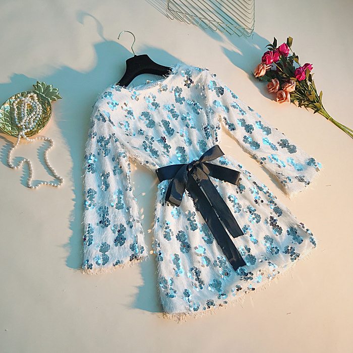 2018 mùa thu mới Hàn Quốc phiên bản của phụ nữ tính khí eo vòng cổ lông tua sequins dài tay váy váy phụ nữ váy trắng trễ vai