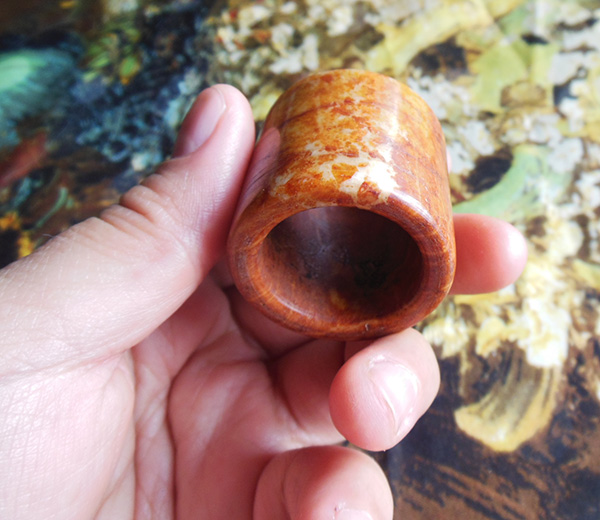 Tao-old jade wrench finger playing with playing pieces (one of the court's three treasures)